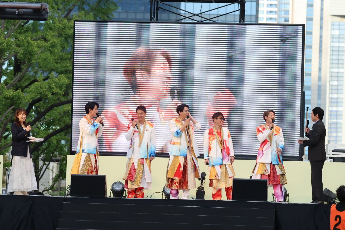 modelpress's tweet photo. SUPER EIGHT、凱旋ライブで歓声
「御堂筋ランウェイ」登場🎤✨️

🔻写真・記事詳細はこちら
https://t.co/C7Eae19pux

💬村上「大阪の街を盛り上げていきたい」

＜歌唱曲＞
「ズッコケ男道」
「無責任ヒーロー」
「浪花いろは節」
「大阪レイニーブルース」
ほか

#SUPER_EIGHT https://t.co/yg4iwVpdtC