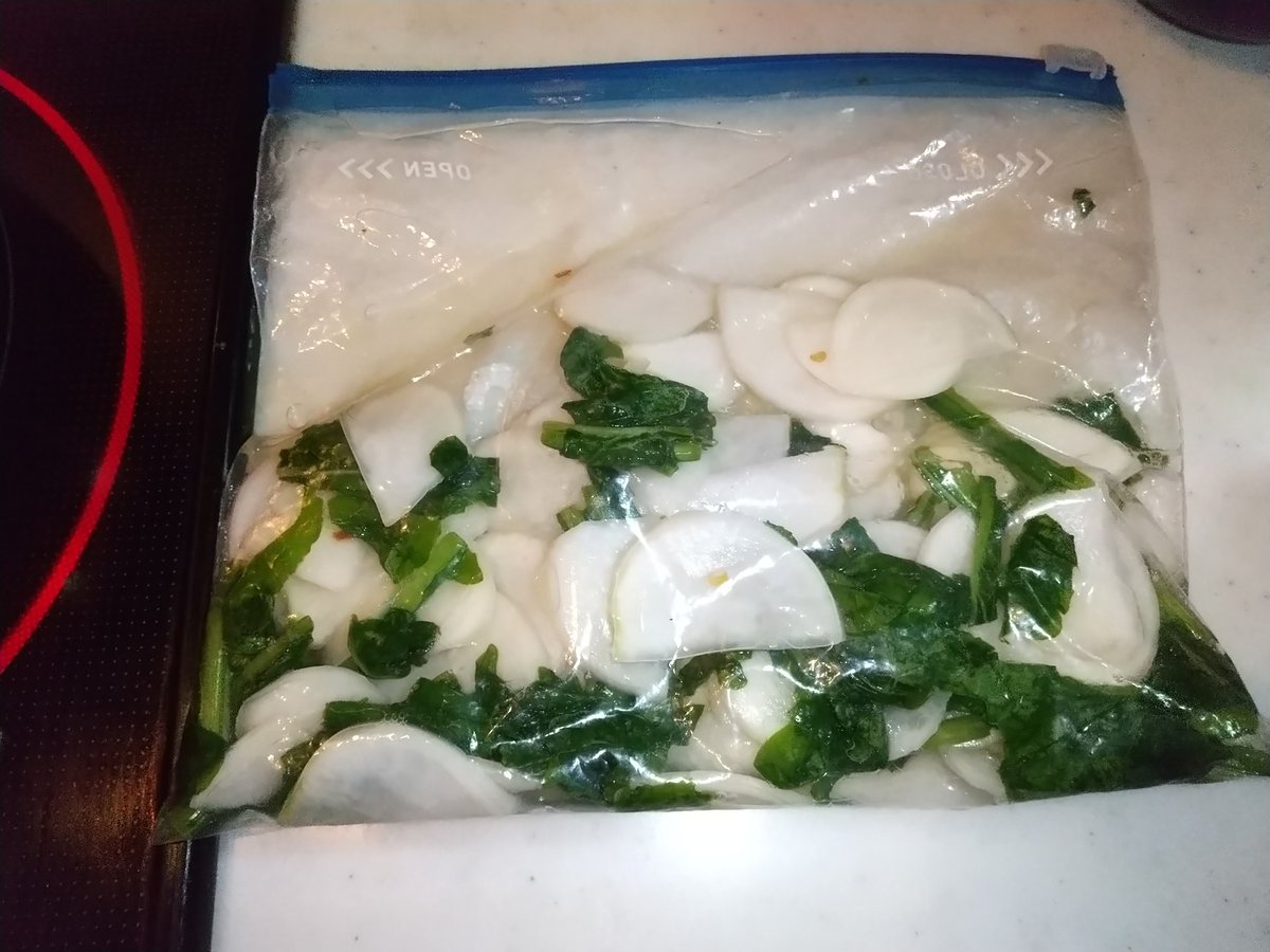 柿のおまけに大根と蕪もいただき…🙇
蕪は葉と漬物に。
大根葉は豚こま切れとごま油で炒め、出汁と醤油で煮て、ご飯のお供に。「飯。5杯いげっど！」
さて、大根はどうするかな？