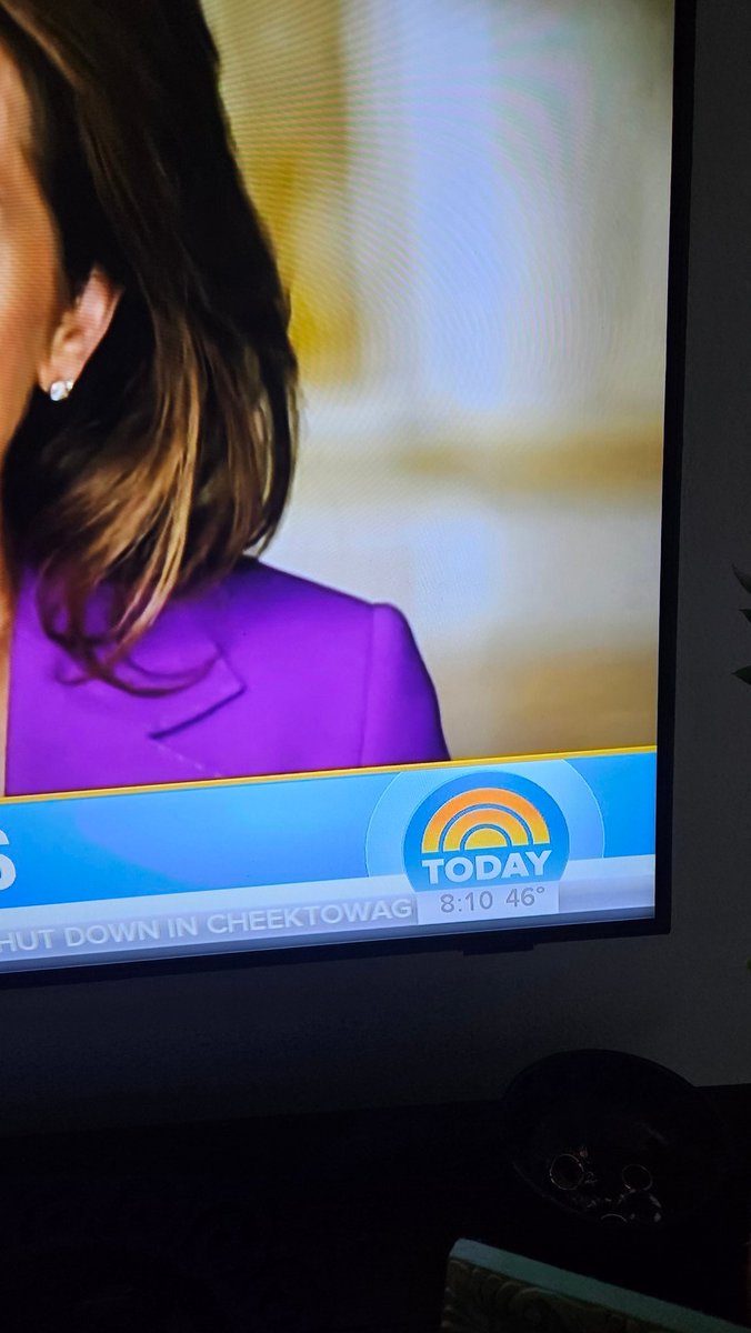 simson_keith's tweet image. Looks like Today Show forgot to change their clocks yesterday. It's still on EST this morning. Oops!