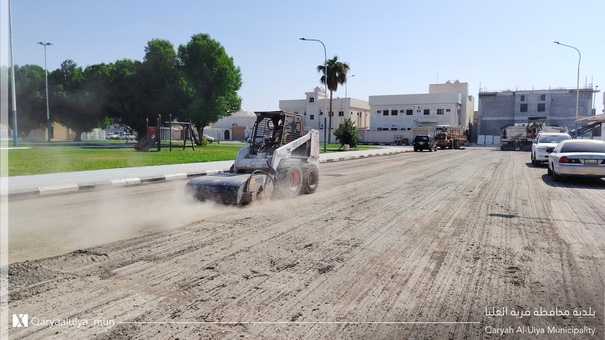 جانب من أعمال رفع كفاءة الطرق بحي الزهور ( ب ).
 نهدف بذلك رفع مستوى التنقل الآمن داخل أحياء المدينة، ونساهم في تحسين المشهد الحضري بها.

#قرية_العليا_الأجمل
#بوابة_نجد_الشرقية