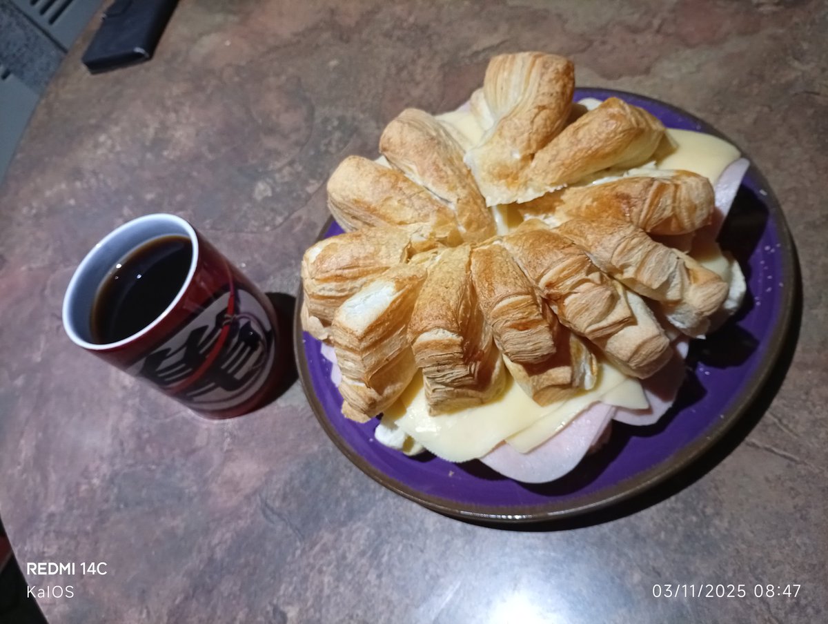 DiekoAlvrz's tweet photo. Querés desayunar una cremona de jamón y queso conmigo? ☕🥐 https://t.co/kU23wLTA2p