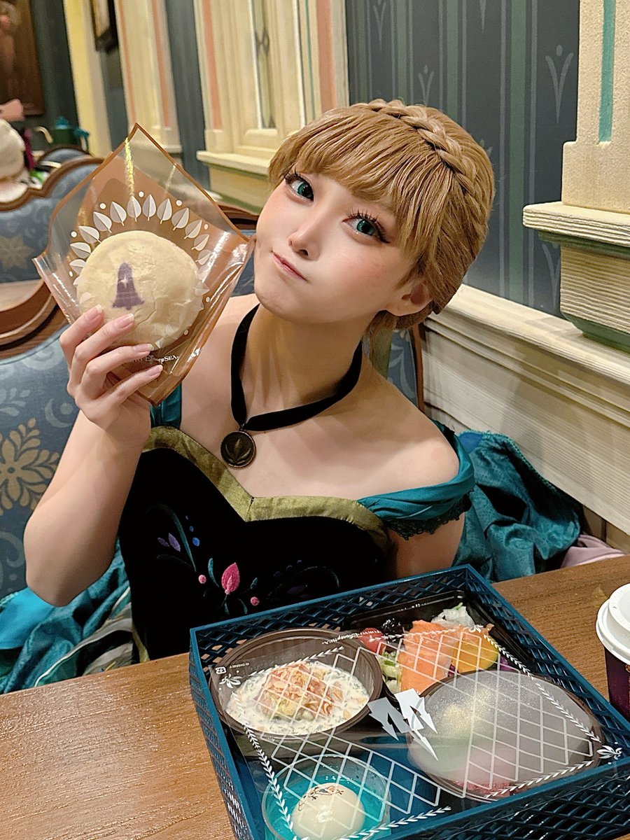 アレンデールロイヤルバンケットのパンを紹介するアナ
#Dハロ仮装 #Dハロ仮装2025
