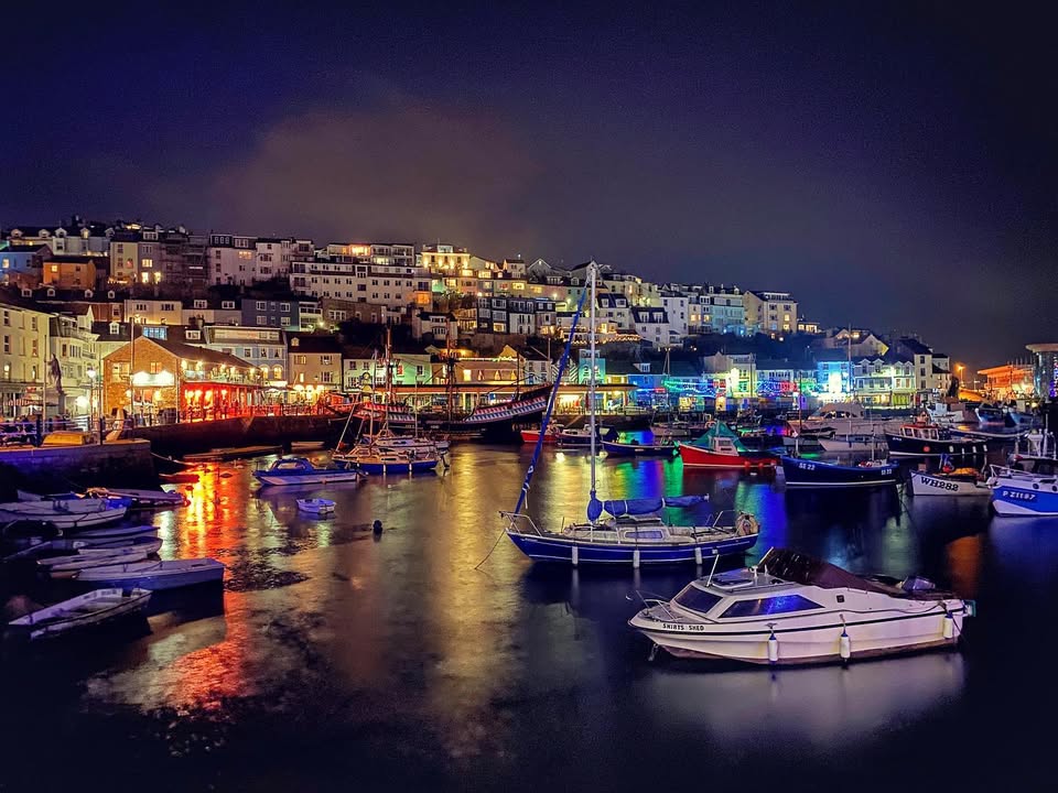 ✨✨ The Bay of Lights is back and brighter than ever! ✨✨

🗓️ 28th November to 2nd January 

 englishriviera.co.uk/whats-on/featu…

#bayoflights #englishriviera #winter #christmas #devon