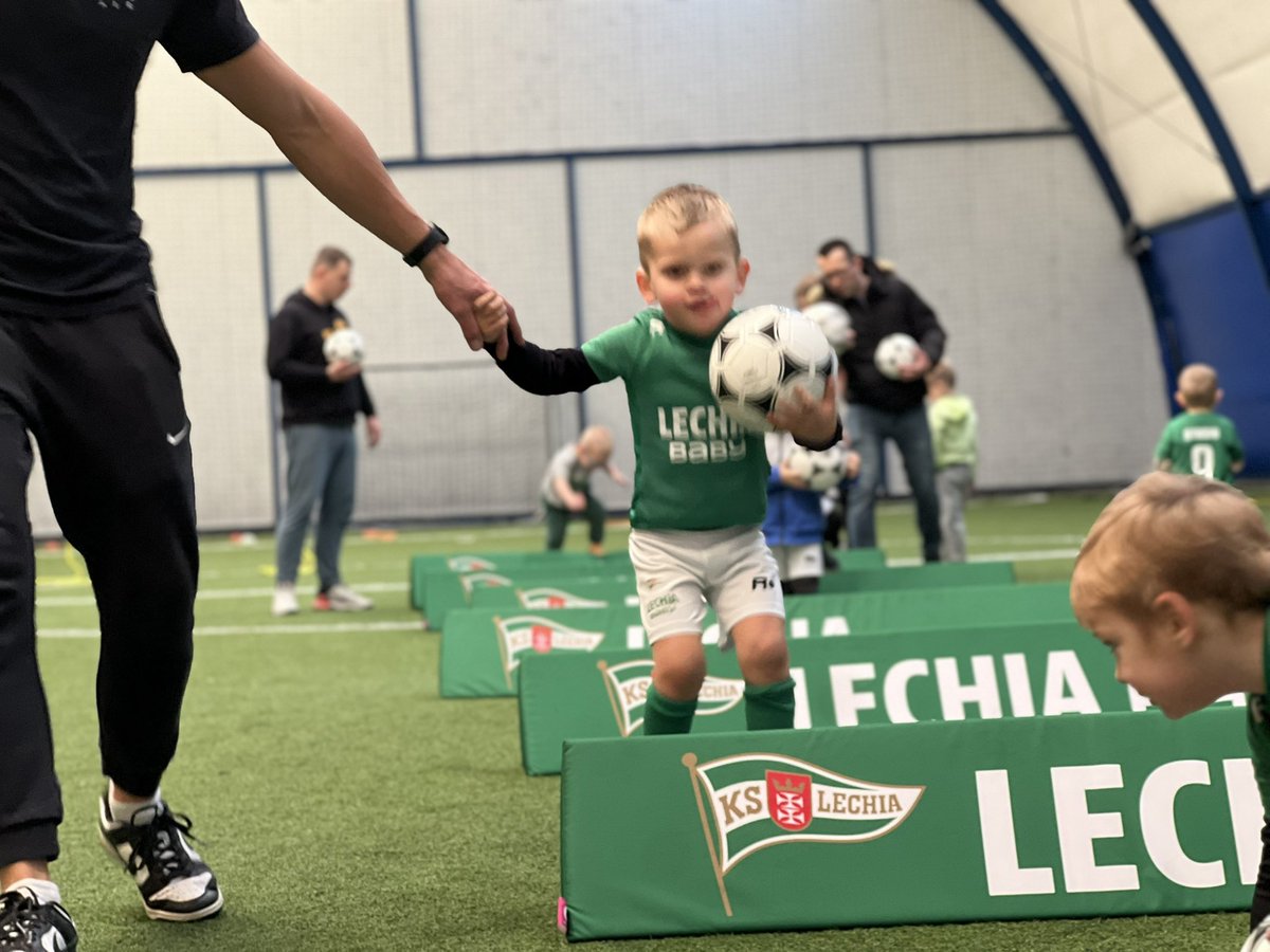 m_stefanowski's tweet image. Małe kroki, wielkie emocje! 🤍💚

Tak trenują nasi najmłodsi Lechiści 🇳🇬 wraz z Rodzicami podczas zajęć Lechia Baby ⚽️👶
