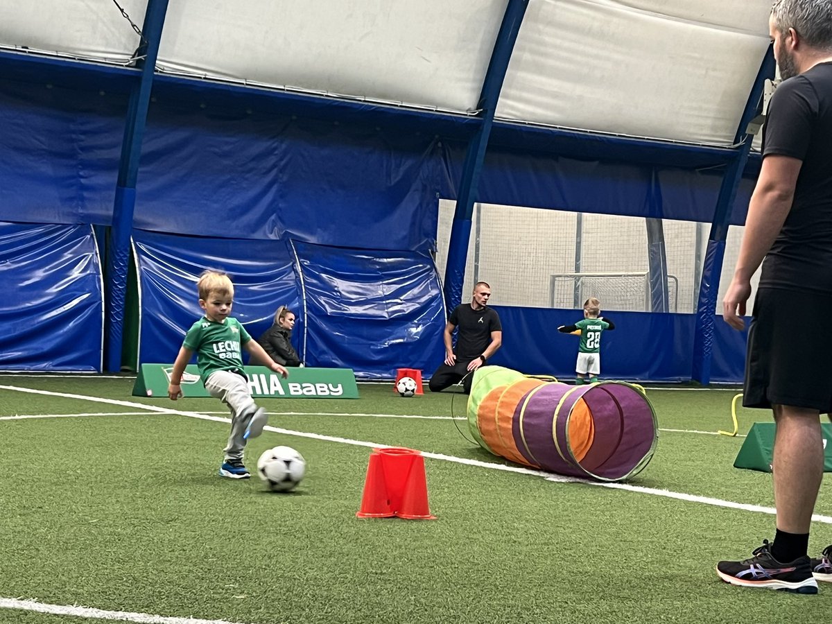 m_stefanowski's tweet image. Małe kroki, wielkie emocje! 🤍💚

Tak trenują nasi najmłodsi Lechiści 🇳🇬 wraz z Rodzicami podczas zajęć Lechia Baby ⚽️👶