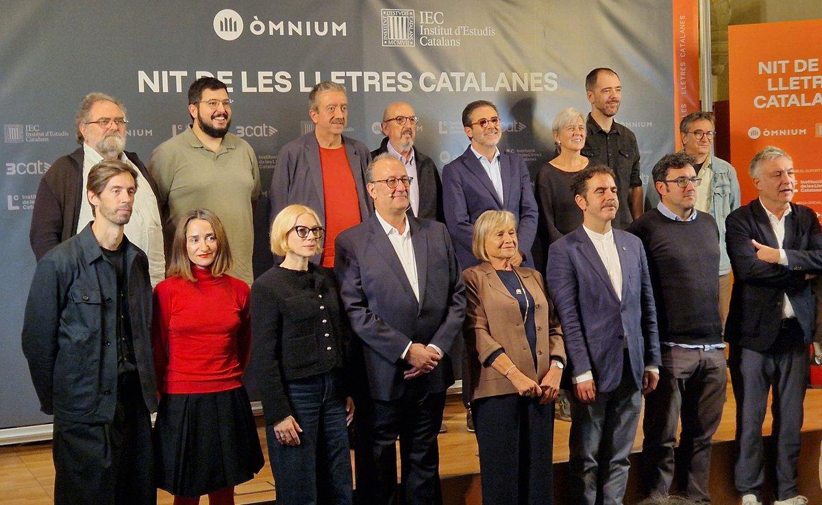 CulturaDIBA's tweet image. 📚  Avui s'ha anunciat el nou Premi Àngel Guimerà de Literatura Dramàtica, amb dotació de 15 mil euros, convocat per la @diba i l'Agrupació Dramàtica de Barcelona.

✨El premi es concedirà a la 75a Nit de les Lletres Catalanes, el 14 de març, a les 10 de la nit, a la Sala Oval…