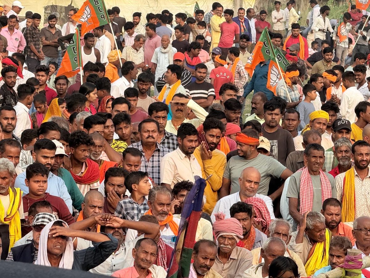 #biharelection2025
विधानसभा क्षेत्र लालगंज, ललपुरा गांधी मैदान में केंद्रीय मंत्री मा.चिराग पासवान जी की जनसभा को संबोधित कर NDA समर्थित भाजपा प्रत्याशी श्री संजय कुमार सिंह जी को विजयी बनाने की अपील की।