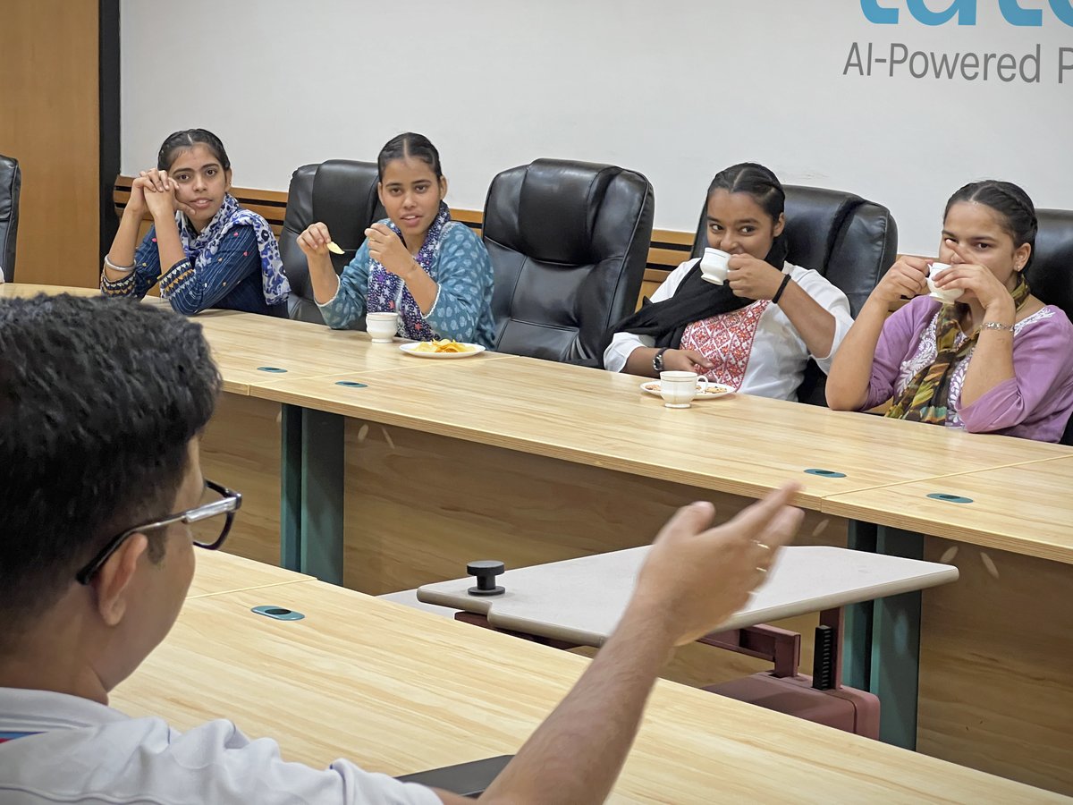 IntellinezSys's tweet image. 💙 A Day of Learning, Laughter &amp;amp; Empowerment!

@IntellinezSys hosted girl students from #JyotiSarupNGO for a @meratutorai workshop – sharing updates, gathering feedback &amp;amp; inspiring future innovators. ✨

#MeraTutorAI #IntellinezSystems #CSR #GirlsInTech #JyotiSarup