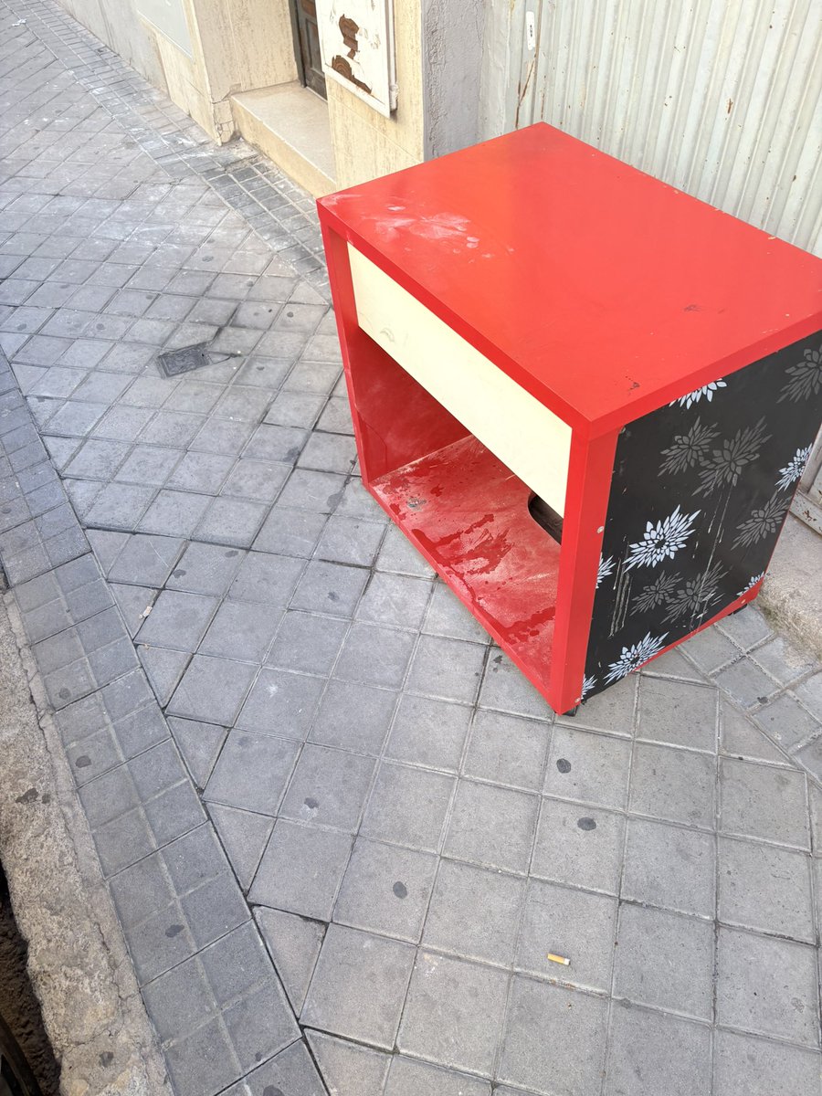 Hola <a href="/Lineamadrid/">Línea Madrid</a> <a href="/MADRID/">Ayuntamiento Madrid</a> <a href="/AscoMadrid/">Madrid Da Asco</a> a ver si podéis pasar a por esto que un vecino muy cívico ha dejado en garcia llamas 5