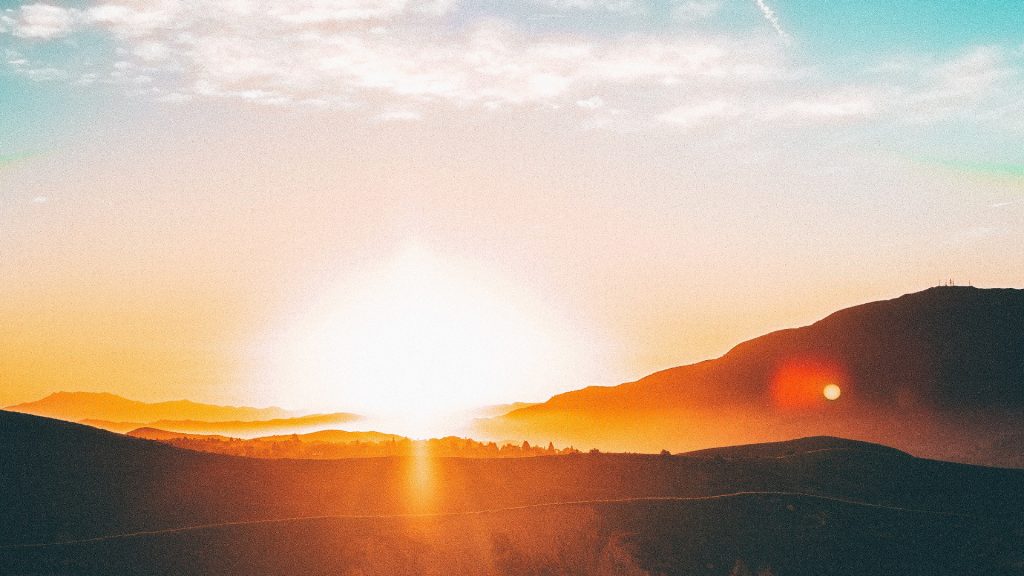 La fiesta cristiana de los difuntos nos trae este mensaje: la vida se acaba, pero la salvación no tiene fecha de caducidad. Nada limita a Dios, ni siquiera la muerte.