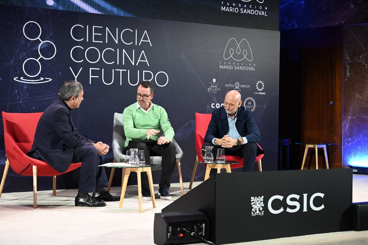 <a href="/MSandovalCOQUE/">Mario Sandoval</a> ➡️ El investigador Daniel Ramón, fundador de Biopolis (spin-off del #CSIC), y el cocinero <a href="/Pacomoraleschef/">Paco Morales</a> han intervenido en la charla “Cocinando la historia, hacer pasados posibles”

🍴 En su conversación han explorado la sinergia entre investigación y creatividad culinaria