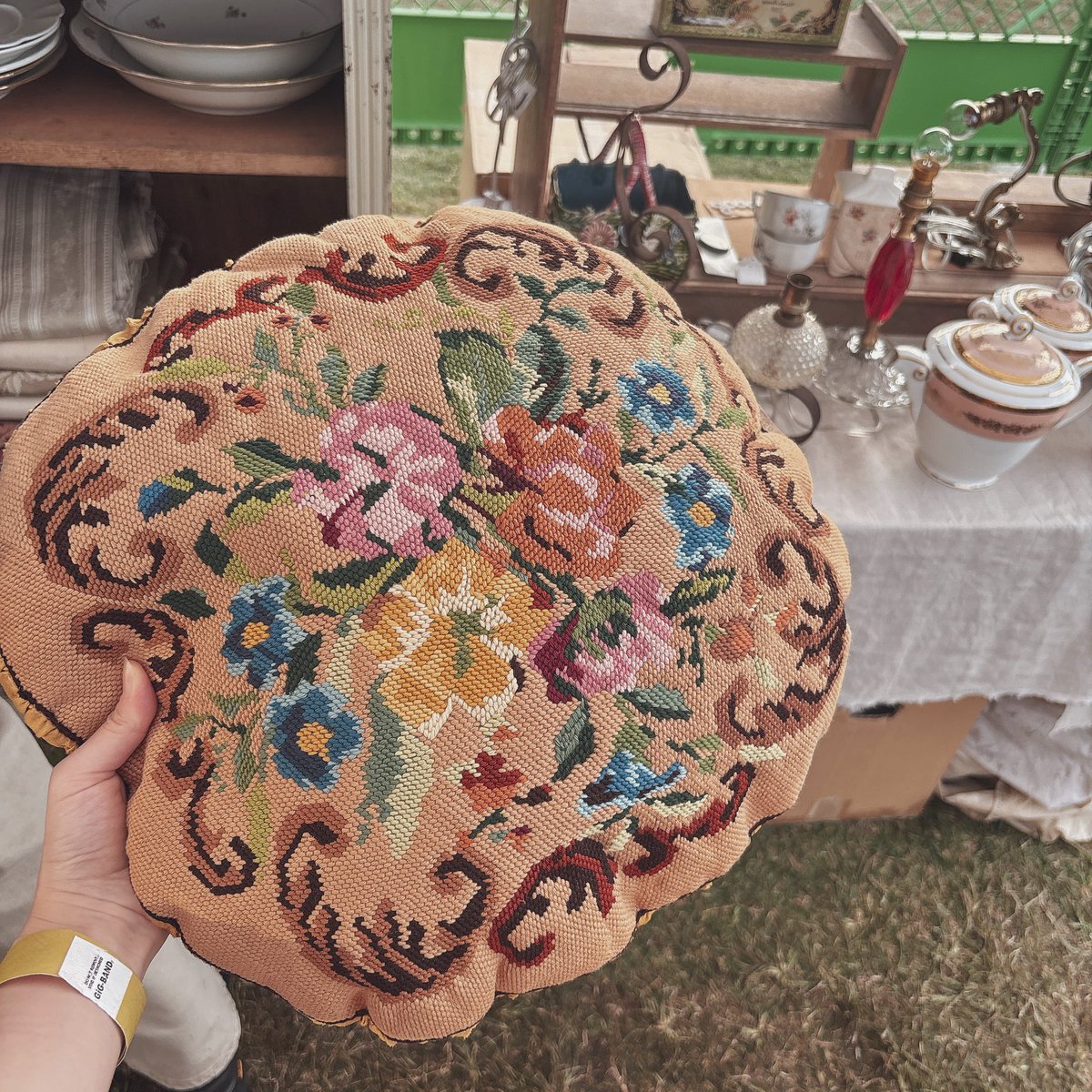 ___poetrrry's tweet photo. 東京蚤の市で見つけたアンティーククッション💐刺繍がレトロ可愛い🤍 https://t.co/l1mT3LALMF