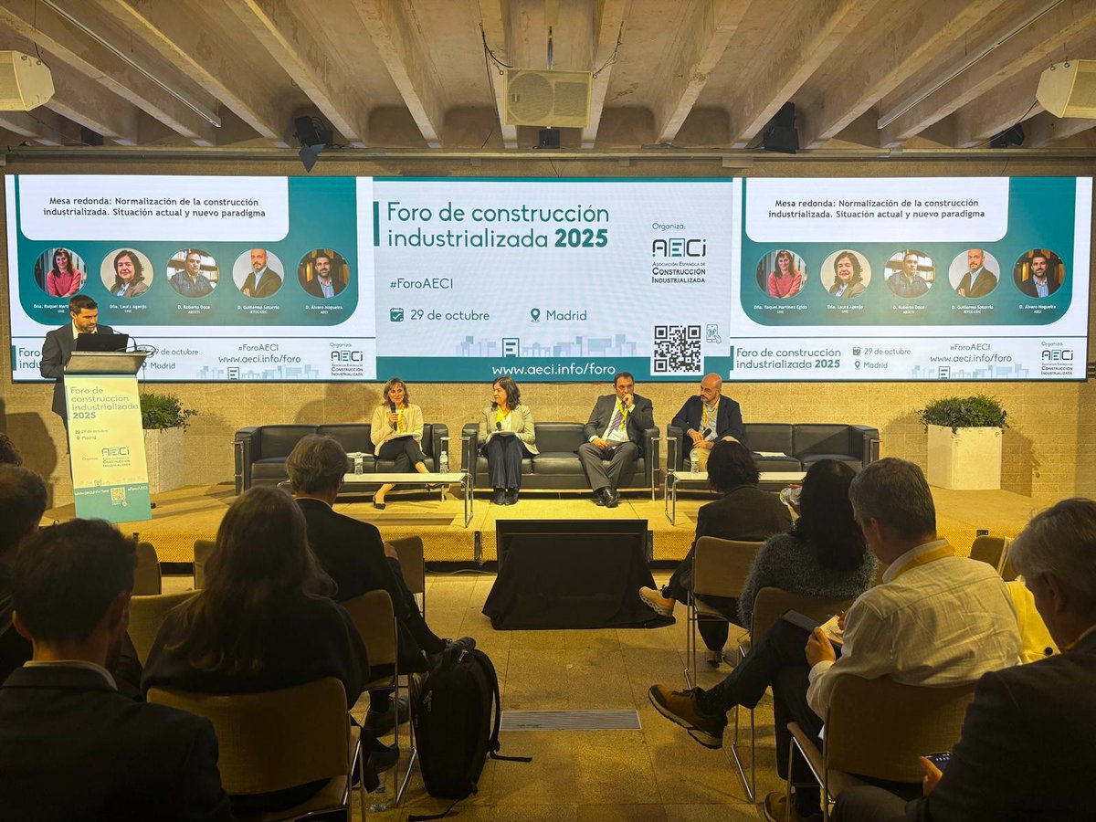 #ConstrucciónIndustrializada #Normalización
Guillermo Sotorrio Ortega participó en la mesa redonda sobre normalización en la construcción industrializada en el #AECI2025, destacando la importancia de una norma que garantice calidad, interoperabilidad y comparabilidad en el sector