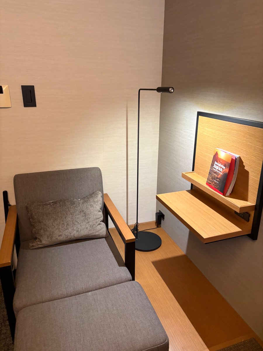 本を読むために設計されたという噂のデザインホテルに泊まってきました。オットマン付きのカウチとリーディングライト、棚のバランスがマジ絶妙。シャワーヘッドはまさかのリファだし。ウチの子（拙作945に登場するマヌエル）は目を輝かせて連泊するに違いない。