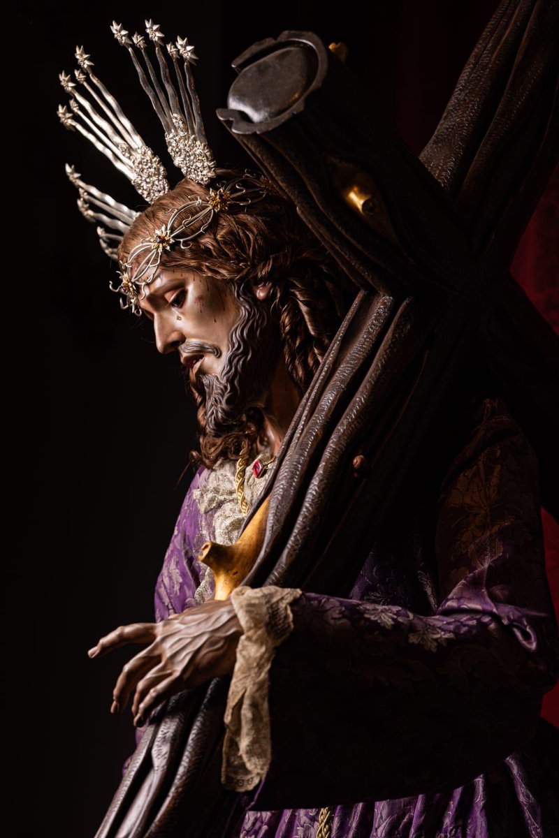 En la noche de ayer, también se procedió al cambio de túnica y atavío de Jesús Nazareno en su Segunda Caída para el mes de noviembre y la próxima Solemnidad de Cristo Rey.
🪡 Fran Navarro
📸<a href="/LMFotosCofrades/">LMFotosCofrades</a> 
#CofradíasMLG