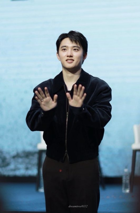 Kyungsoo : "Tenangin diri lo"
Gue : "Mana bisa tenang ngadepin cowo se-oke ini. Ninu ninu ini"

😭😭😭😭