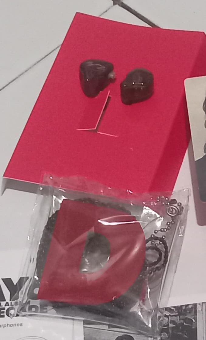 Siapapun yang nemu ini disekitaran Depok tolong banget 😭🙏🏻🙏🏻 ini dua barang 1 pouch kecil bening 😭🙏🏻