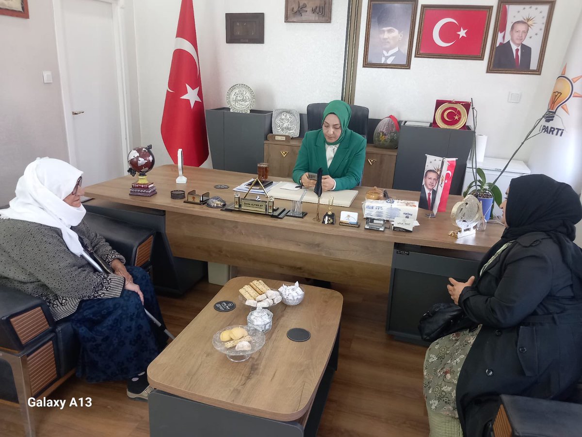 İl Kadın Kolları Başkanımız <a href="/zerrin_alpaslan/">Zerrin Alpaslan</a>, İl Başkanlığımıza gelen değerli vatandaşlarımızla bir araya gelerek,sıcak bir samimiyet içinde hasbihal ettiler. 

<a href="/tugbaisikercan/">Tuğba IŞIK ERCAN</a> <a href="/tulaykaynarca/">Tülay Kaynarca</a> <a href="/GercekTekin/">Gerçek Tekin</a> <a href="/zerrin_arslan/">Zerrin Arslan</a> <a href="/MunevverErtus/">Münevver ERTUŞ</a> <a href="/ArvasAbdulahat/">Abdulahat Arvas</a> <a href="/AKKADINGM/">AK Parti Kadın Kolları</a> <a href="/AK_PartiVan/">AK Parti Van</a>