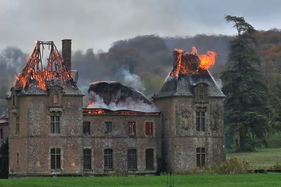 "Effroyable", "terrifiant" : incendie  majeur à l'ancien monastère de la chartreuse du Mont-Dieu (Ardennes), un élément  emblématique du patrimoine france3-regions.franceinfo.fr/grand-est/arde…