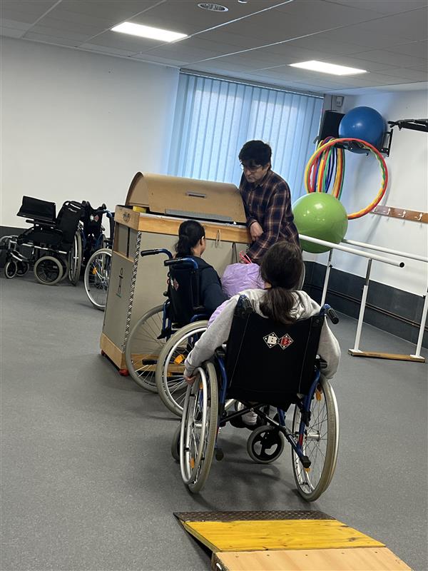 Unos días antes de las vacaciones participamos en la campaña del departamento de Orientación “Educando en igualdad, rompiendo barreras”. Como cada año visitamos <a href="/cocantabria/">COCEMFE Cantabria</a>  para ponernos por un momento en el lugar de las personas con discapacidad física y orgánica.