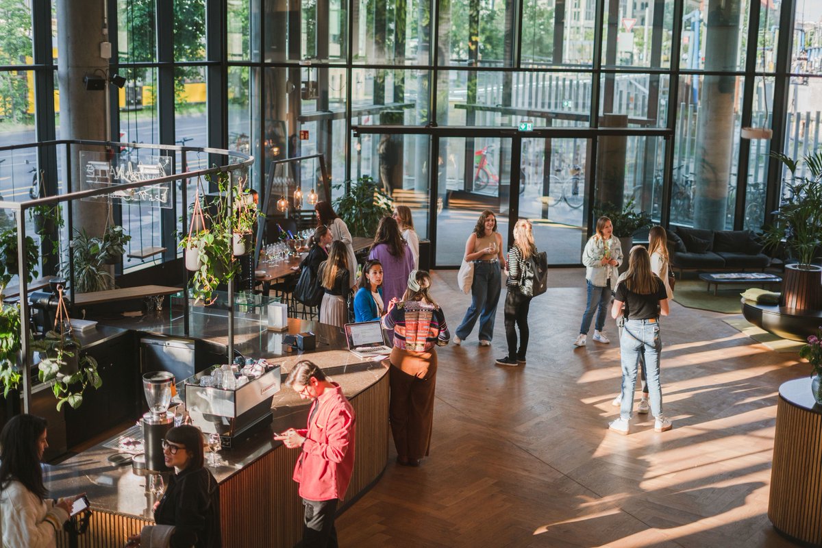 Edge_Workspaces's tweet image. 🚨 30% OFF if you book NOW! 🚨
Have you already organised your company Christmas party? 
Promotional packages available now in Berlin, Hamburg and Amsterdam.

Check the details in the last slide!
#EDGEWorkspaces #WhereWellbeingWorks #ChristmasParty