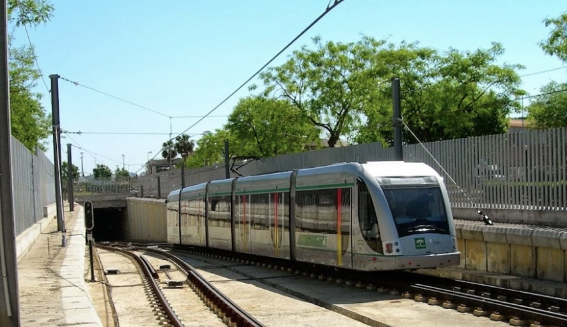 Turín 🇮🇹 23 estaciones/ 15,1km/ frecuencia 2’/ n° de trenes 58 de 26m (van dobles)

Sevilla 🇪🇸 21 estaciones/ 18km/ frecuencia 5’/ n° de trenes 21 de 30m (siempre simples)

Buena vs mala gestion. <a href="/globalvia/">Globalvia</a> y <a href="/FomentoAND/">Consejería de Fomento de la Junta de Andalucía</a> estan emperradas en cargarse el metro con su pesima gestion