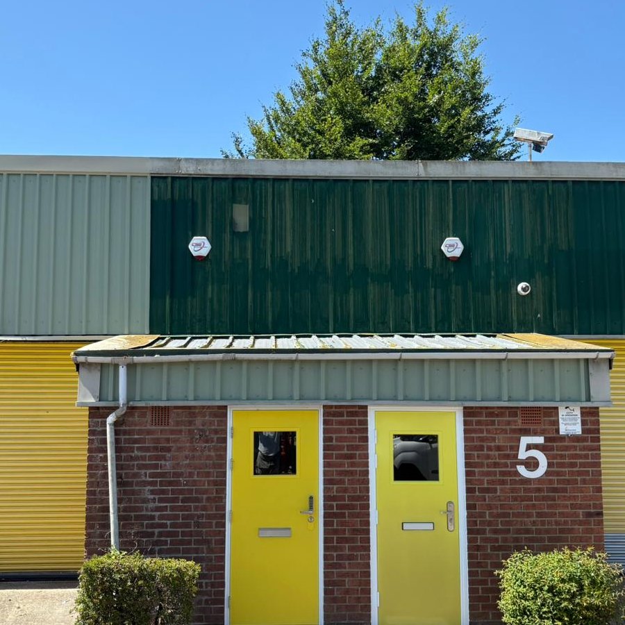 braditepaints's tweet image. One Can was the first choice for R J Murphy Decorators Ltd to refresh and weatherproof half a dozen warehouse buildings in Bere Regis.

Click the link below to read more about this exterior transformation: One Can protects a warehouse exterior | Bradite