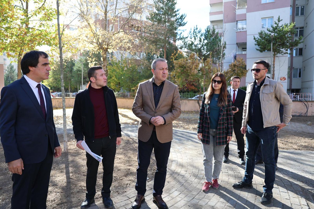 sivasbeltr's tweet photo. Yenişehir Hanımlar Kültür Merkezi'nde tadilat çalışmaları sürüyor. 🔨👷

Yenişehir Mahallesi’nde uzun süredir atıl durumda bulunan Belediyemize ait Hanımlar Kültür Merkezi binasında tadilat çalışmaları tüm hızıyla devam ediyor.

Çalışmaları yerinde inceleyerek bilgi alan Başkanımız Dr. Adem Uzun, binanın yeniden hizmete kazandırılmasının önemine vurgu yaparak "Kamu kaynaklarını verimli şekilde değerlendiriyor, atıl durumdaki alanları yeniden halkımızın hizmetine sunuyoruz. Tadilatın ardından binamız, mahallenin sosyal ve kültürel hayatına değer katan önemli bir buluşma noktası olacak" dedi.