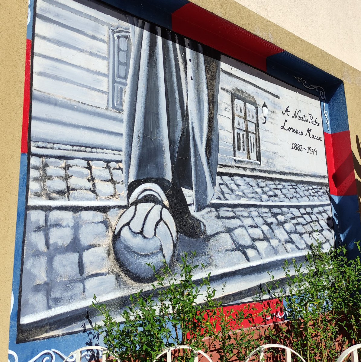 SanLorenzoEng's tweet image. The foot on the ball belongs to Father Lorenzo Massa, who let youngsters play football in the grounds of his church after a boy was nearly killed by road traffic.

The boys formed San Lorenzo. In a few decades, they went from a church garden to the biggest stadium in Argentina.