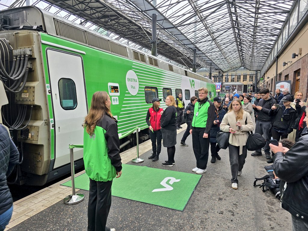 nonstopeurotrip's tweet image. Today I'm in #Finland 🇫🇮 for the inaugural trip of the NEW @vrmatkalla 'Pendolino Plus' (the former Allegro units) from #Helsinki to #Turku 🚆 There's a platform party going on and I can't wait to get on board! 😎 #NonstopEurotrip