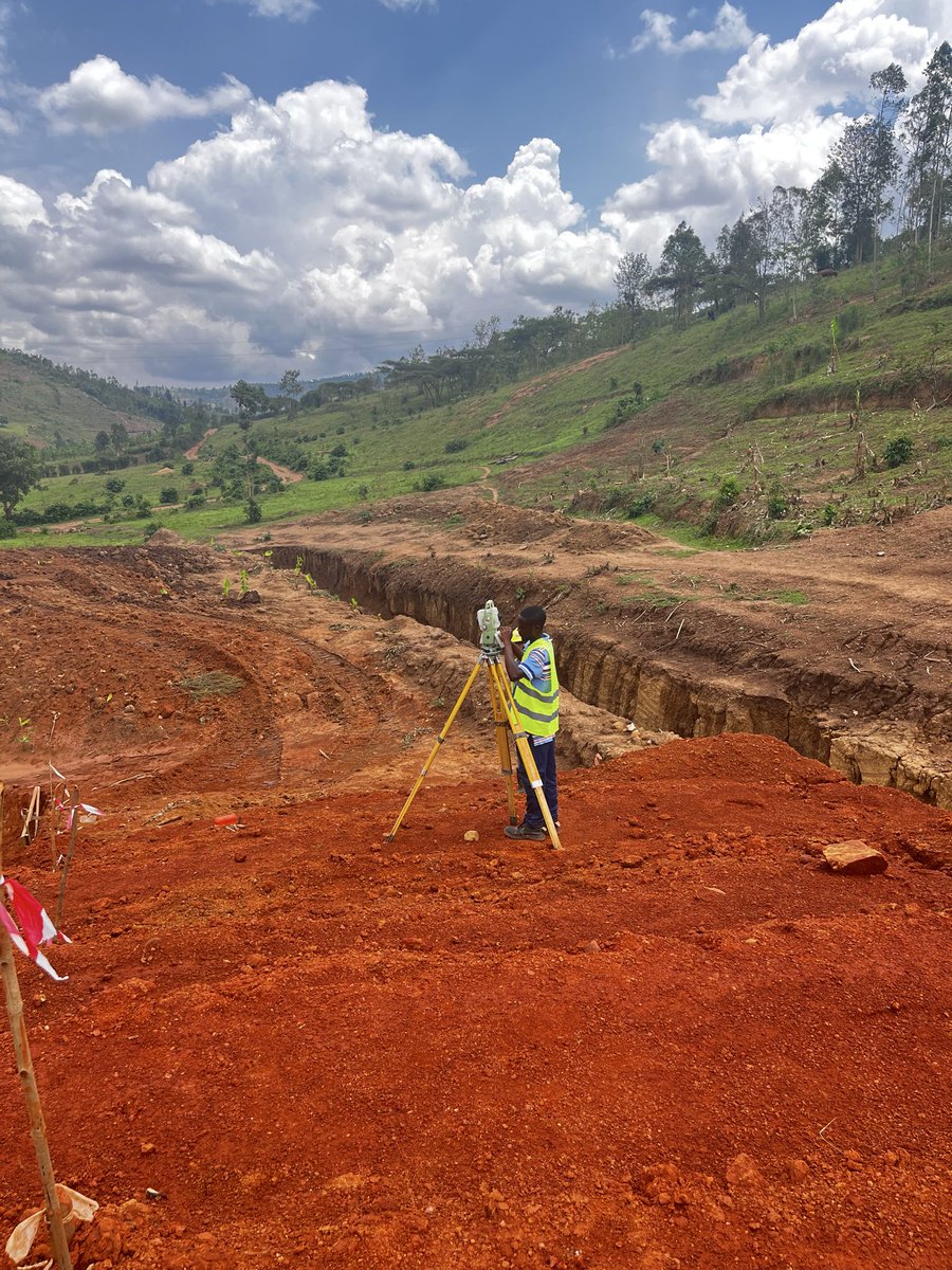 Protwizeyimana's tweet photo. This is a 150 ha covered Kanyegenye irrigation dam being constructed by #SPIU/#KIIWP funded by #IFAD under @RwandaAgriBoard in @KayonzaDistrict. It is expected to support vegetables and rice farmers with solar powers irrigation. https://t.co/BsusTt8D5g