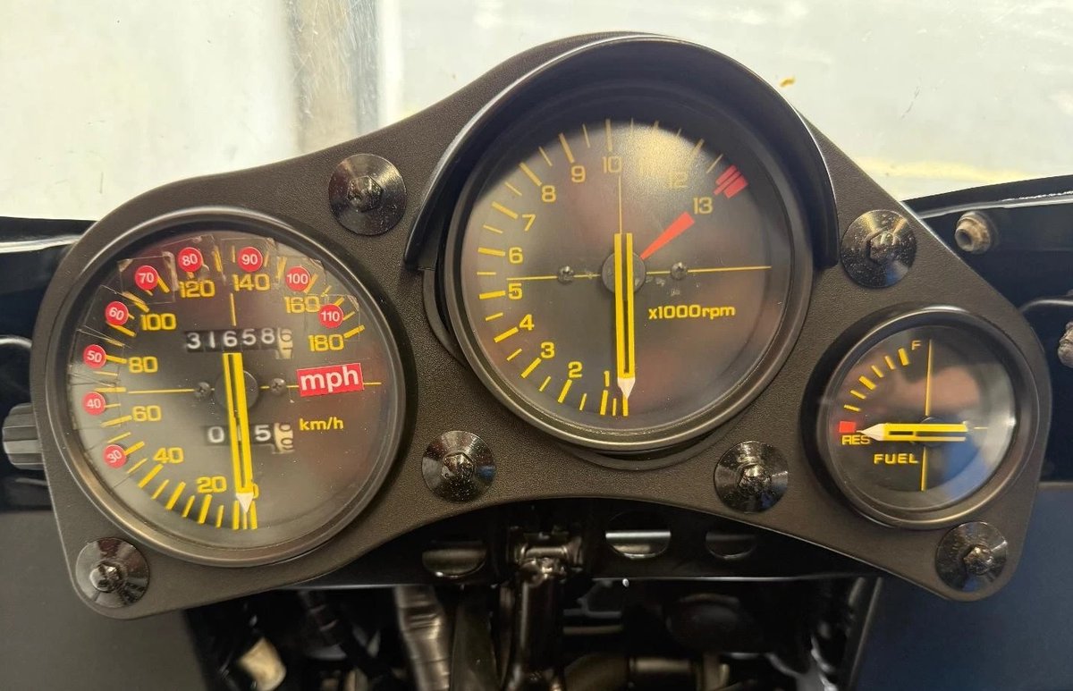 1985 Honda CBR400F フォーミュラ3
走行距離：31,658km
1985年に約1年間のみ生産
現状もエンジン快調でアイドリング＆吹き上がりも抜群です。
外観は一部オリジナルから変更されています。
一応綺麗ですが40年前のバイクである事を考慮して下さい。
日本までの輸送料込みで240万円です。