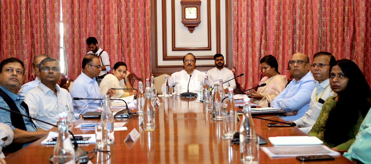 माननीय उपमुख्यमंत्री तथा वित्त व नियोजन मंत्री श्री. अजितदादा पवार यांच्या अध्यक्षतेखाली सह्याद्री अतिथीगृह, मुंबई येथे एकल महिलांच्या विविध प्रश्नांबाबत बैठक संपन्न झाली. राज्यातल्या ग्रामीण भागातील एकल महिलांच्या रोजगार व स्वयंरोजगारासाठी, त्यांचे राहणीमान व जीवनस्तर