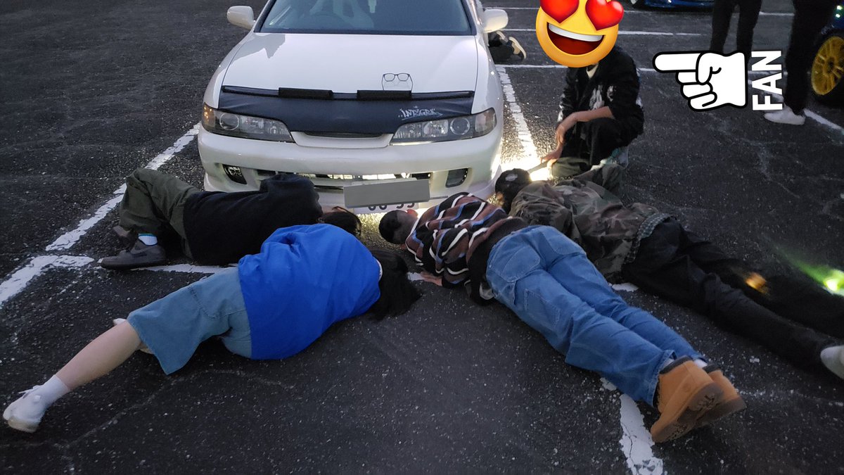 SOARER__RAM's tweet photo. 車高短腹下を覗き込んで感心してるオカシな人たちとその様子を見るオーナー https://t.co/1zdlElcJpM