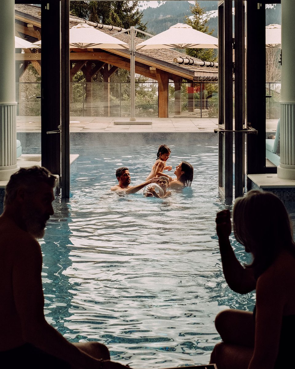 From December 17, dive into the season at Four Seasons Hotel Megève, here snowy peaks meet the warmth of our indoor-outdoor pool. Beyond skiing, enjoy the comfort of our rooms and moments of pure joy at our spa, creating memories that last a lifetime.