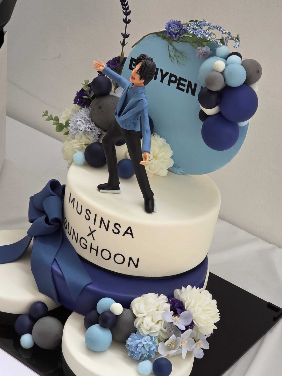 Sunghoon’s Musinsa China ambassador role merges his figure skating edge with the brand’s Anta venture, targeting Gen Z with over 100 stores planned by 2030, exuding stylish influence.