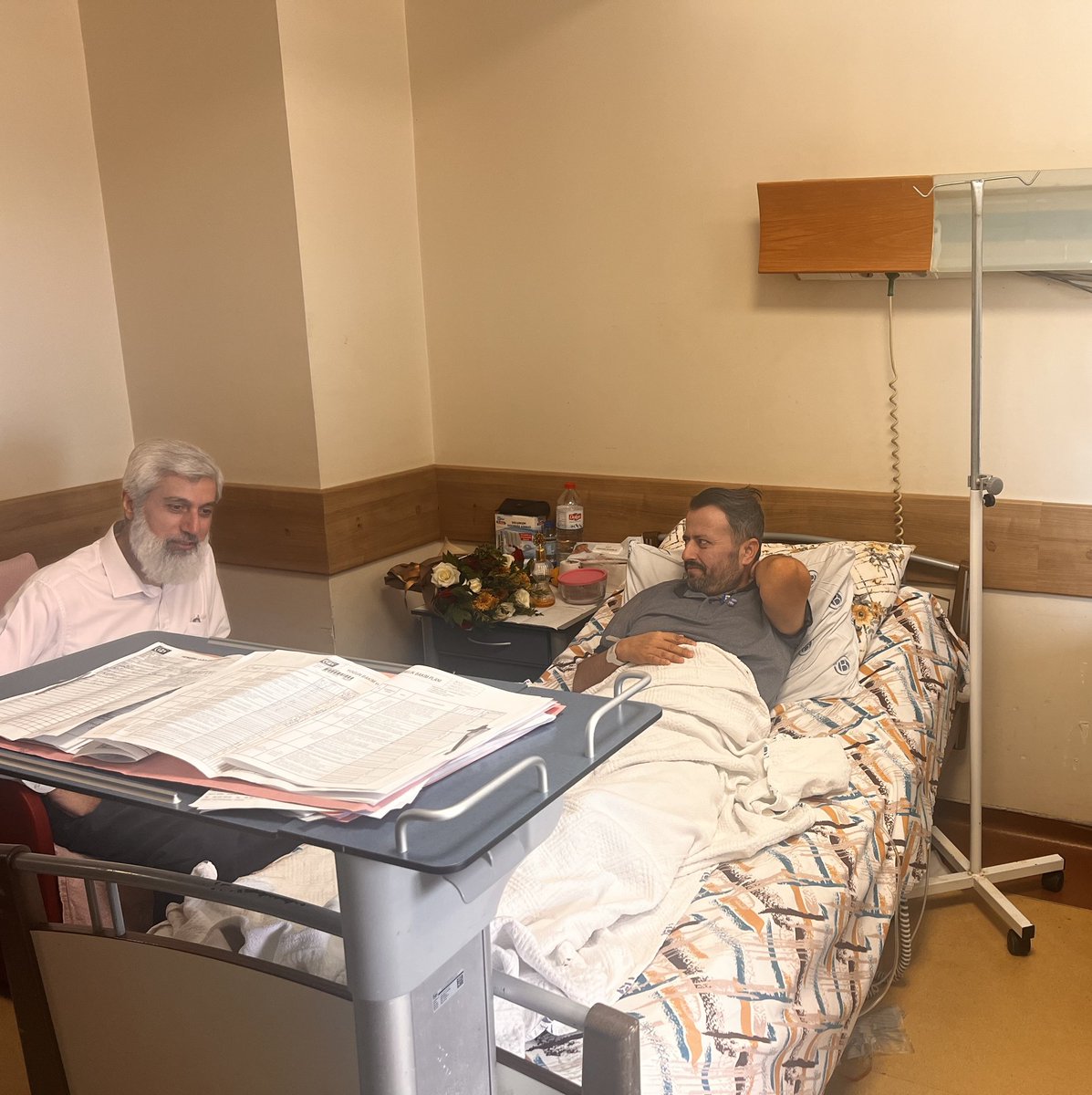 Alparslan Kuytul Hocaefendi ağır bir ameliyat geçiren talebesine geçmiş olsun ziyaretinde bulundu.