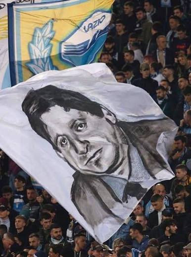Stasera allo stadio sarà ricordato Vincenzo #Paparelli con una scenografia dedicata.