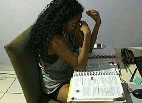 pwtfav's tweet image. o nanon quando chegava em casa e ia escrever as músicas sofrentes dele: