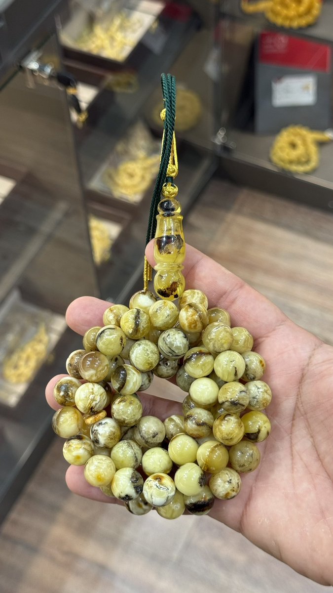 sultansstone's tweet photo. كيف يتكون #كهرمان الشوائبي او الحشري؟

الكهرمان الشوائبي أو الحشري يتكوّن عندما يفرز شجر الصنوبر صمغًا لزجًا فتعلق بداخله حشرات أو نباتات، ثم يتحجّر بمرور الزمن تحت الضغط والحرارة ليتحول من راتنج إلى كوبال ثم كهرمان طبيعي صلب يحفظ الكائنات بداخله كأنها متجمدة في لحظتها https://t.co/tOBH3VnSP7