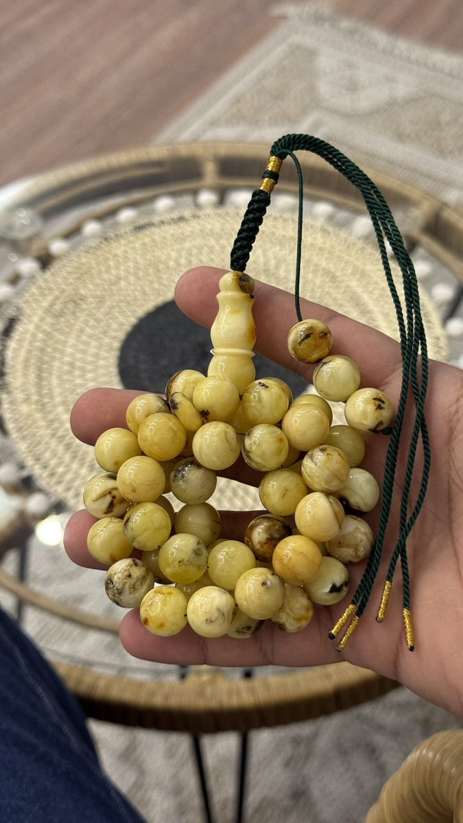 sultansstone's tweet photo. كيف يتكون #كهرمان الشوائبي او الحشري؟

الكهرمان الشوائبي أو الحشري يتكوّن عندما يفرز شجر الصنوبر صمغًا لزجًا فتعلق بداخله حشرات أو نباتات، ثم يتحجّر بمرور الزمن تحت الضغط والحرارة ليتحول من راتنج إلى كوبال ثم كهرمان طبيعي صلب يحفظ الكائنات بداخله كأنها متجمدة في لحظتها https://t.co/tOBH3VnSP7