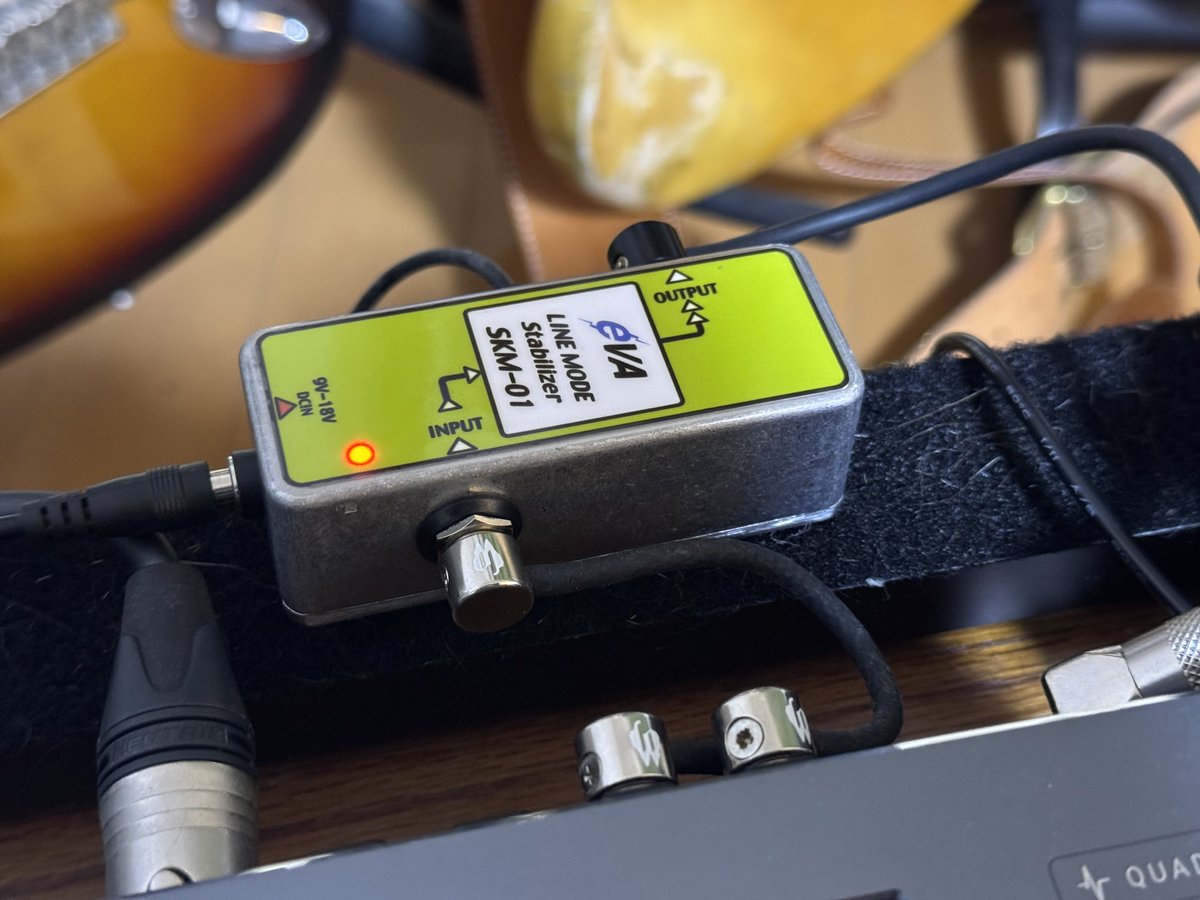 lovehendrix1974's tweet image. 今回宮地楽器ららぽーと立川立飛店の魔窟と呼ばれるエフェクターコーナーからMNGしたのはEVA電子(@EVA_EMIS )さんのSKM-01です。
FUZZ FACEでワウを使うためにの目的で作られたモノですが今回QCのエフェクトループにFUZZを入れる為に使います。…