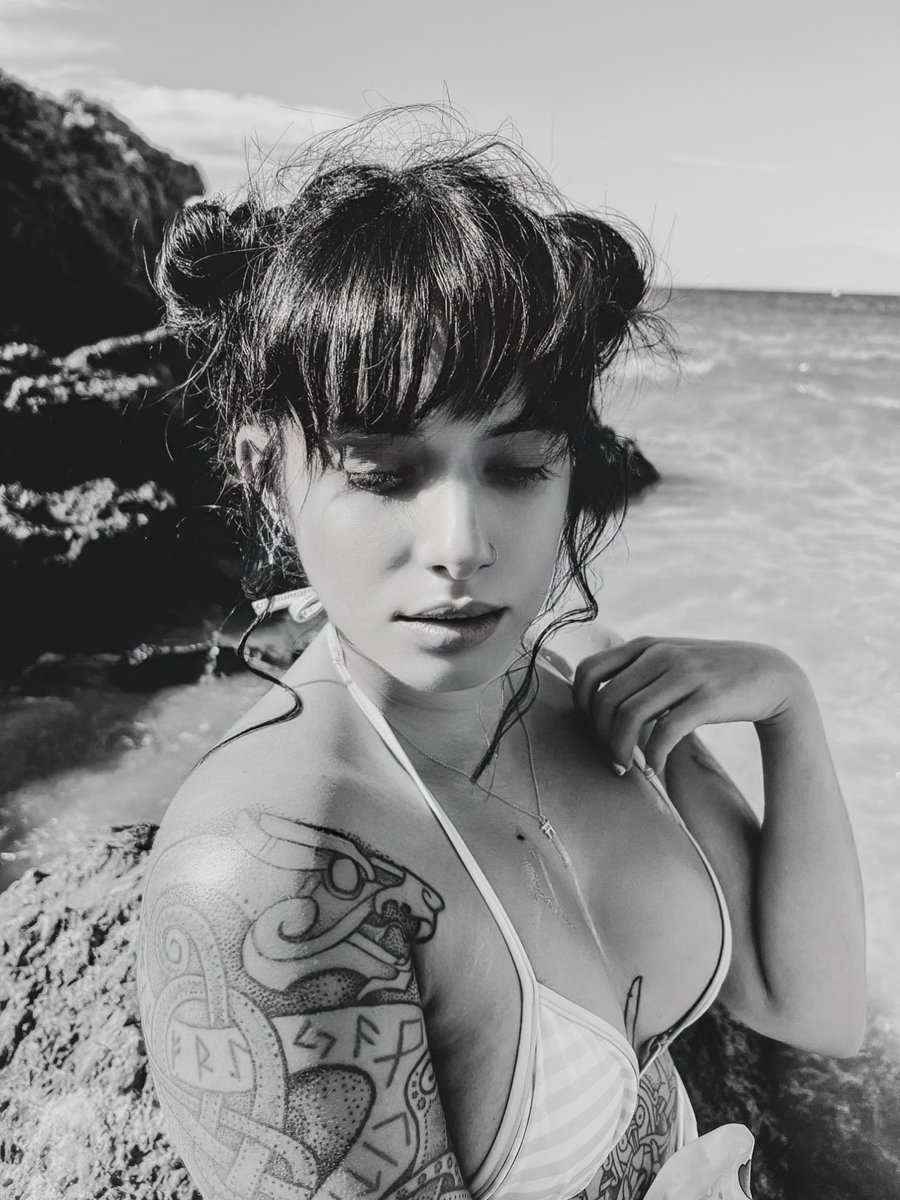 rachel_barba_'s tweet image. Sunsets fade, but memories stay. 🌅 🌊💛

Arena en los pies y ese sonido eterno del mar… 🐚✨

#SummerVibes #BeachMemories