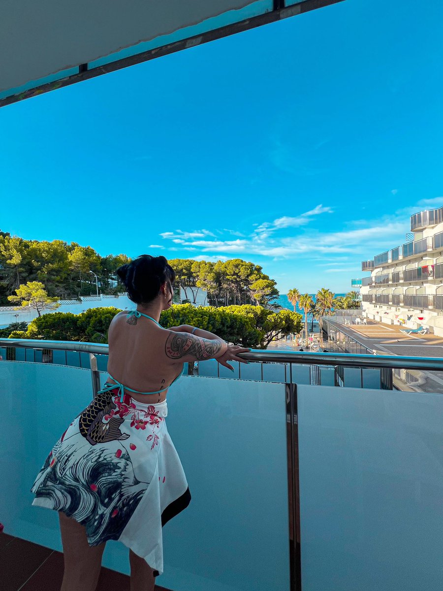 rachel_barba_'s tweet image. Sunsets fade, but memories stay. 🌅 🌊💛

Arena en los pies y ese sonido eterno del mar… 🐚✨

#SummerVibes #BeachMemories