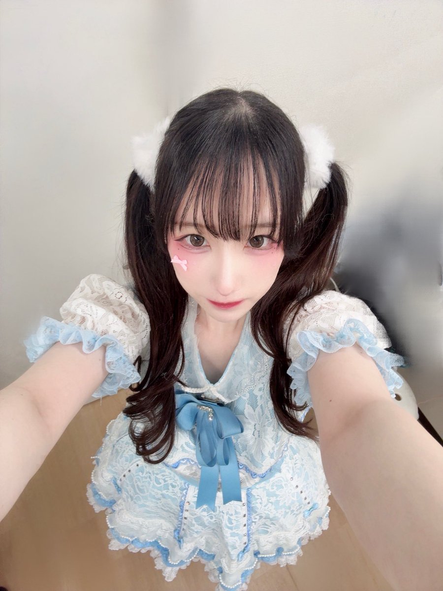 五反田G4さんありがとうございました🍓💓

うさぎヘアするとか言って、いつもの高めツインじゃないと落ち着かなくていつも通りにしちゃった！次は違う髪型にチャレンジしよかな思てる。。

次のライブは、11/8池袋リヴォイス！
がんばるぞー💪🏻