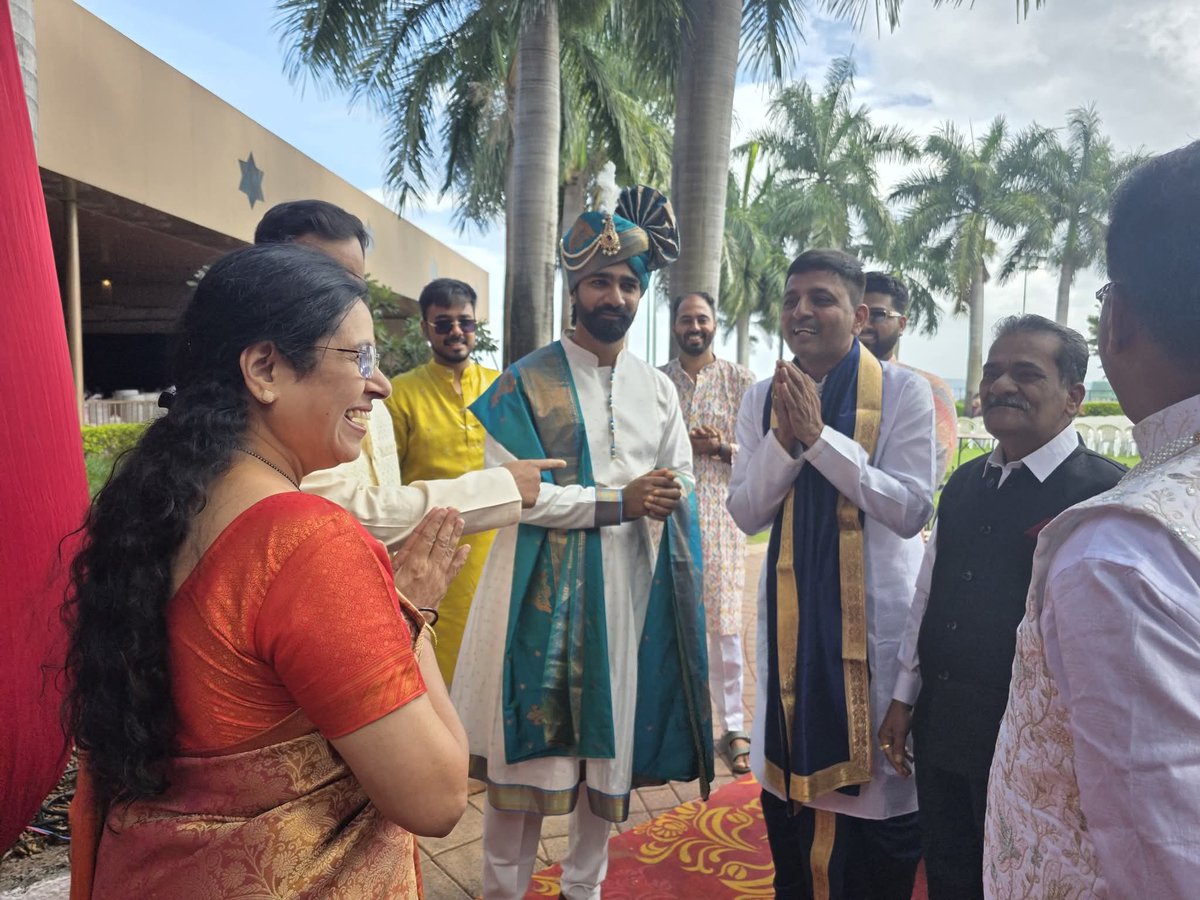 सौ. अर्चना व श्री. माधवराव दहिवाळ यांचे सुपुत्र ॲड. अभिषेक दहिवाळ  आणि डॉ. ऐश्वर्या डहाळे यांच्या विवाह सोहळ्याला उपस्थित राहून वधूवरांस शुभेच्छा व आशीर्वाद दिले. या प्रसंगी घर परिवारातील आप्तेष्टांच्या आनंददायी भेटी झाल्या.