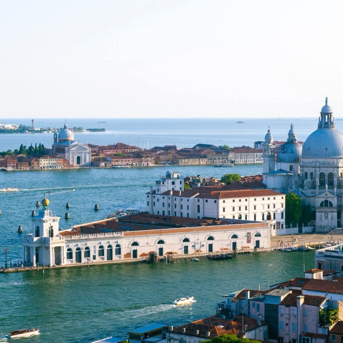 EnjoyRespectVe's tweet image. ✨ PUNTA DELLA DOGANA, un triangolo di pietra sospeso tra #laguna e #cielo❗

🔹 Qui, dove il #CanalGrande incontra il CANALE DELLA GIUDECCA, sorge uno degli edifici più emblematici della Serenissima: la storica Dogana da Mar.