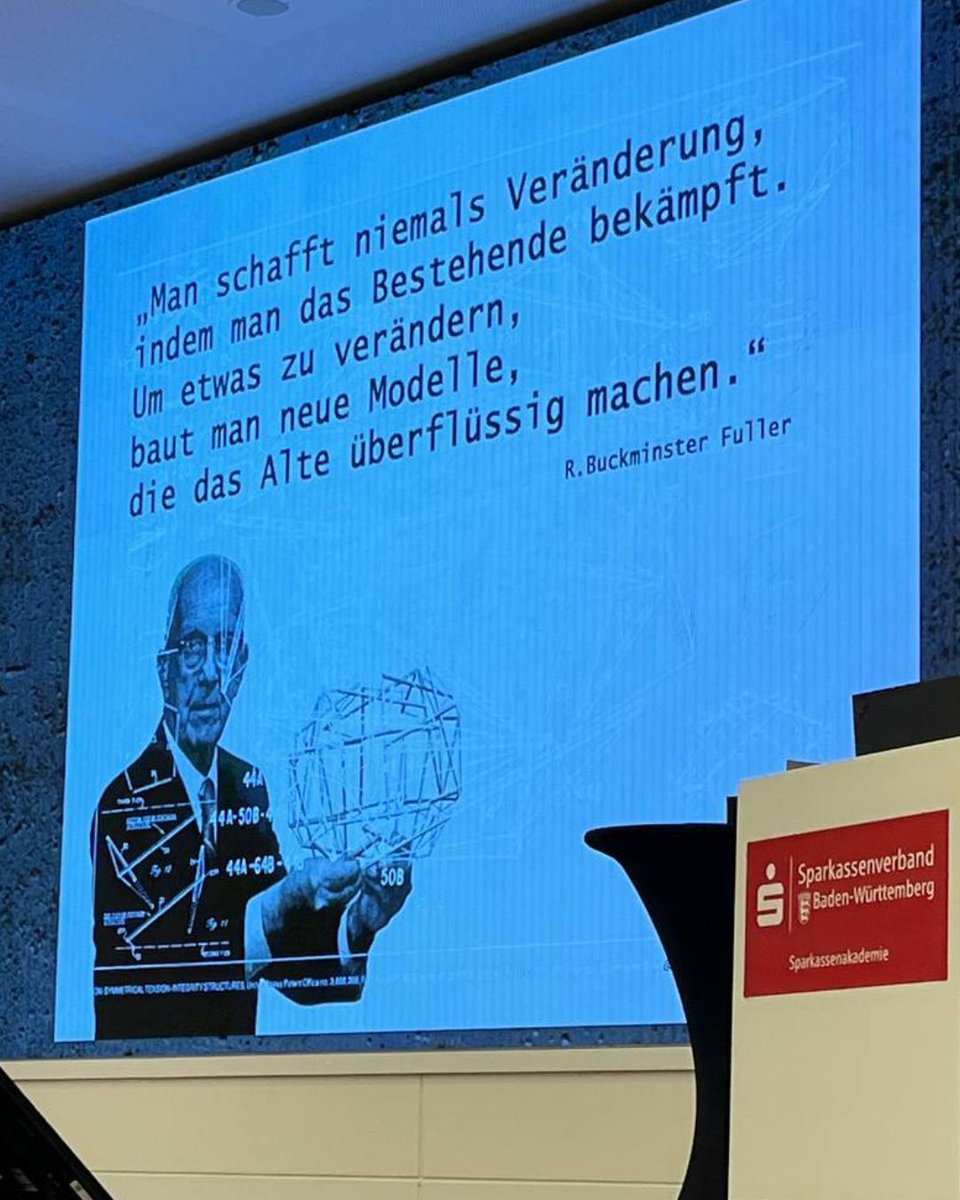 Wie werden wir in Zukunft wohnen und wie lassen sich Erfolg versprechende Geschäftsmodelle finden, die zukünftige Trends berücksichtigen? Bei der Sparkassenakademie in Stuttgart ging es darum, genau das herauszufinden. Ich durfte referieren und danke herzlich für die Einladung!