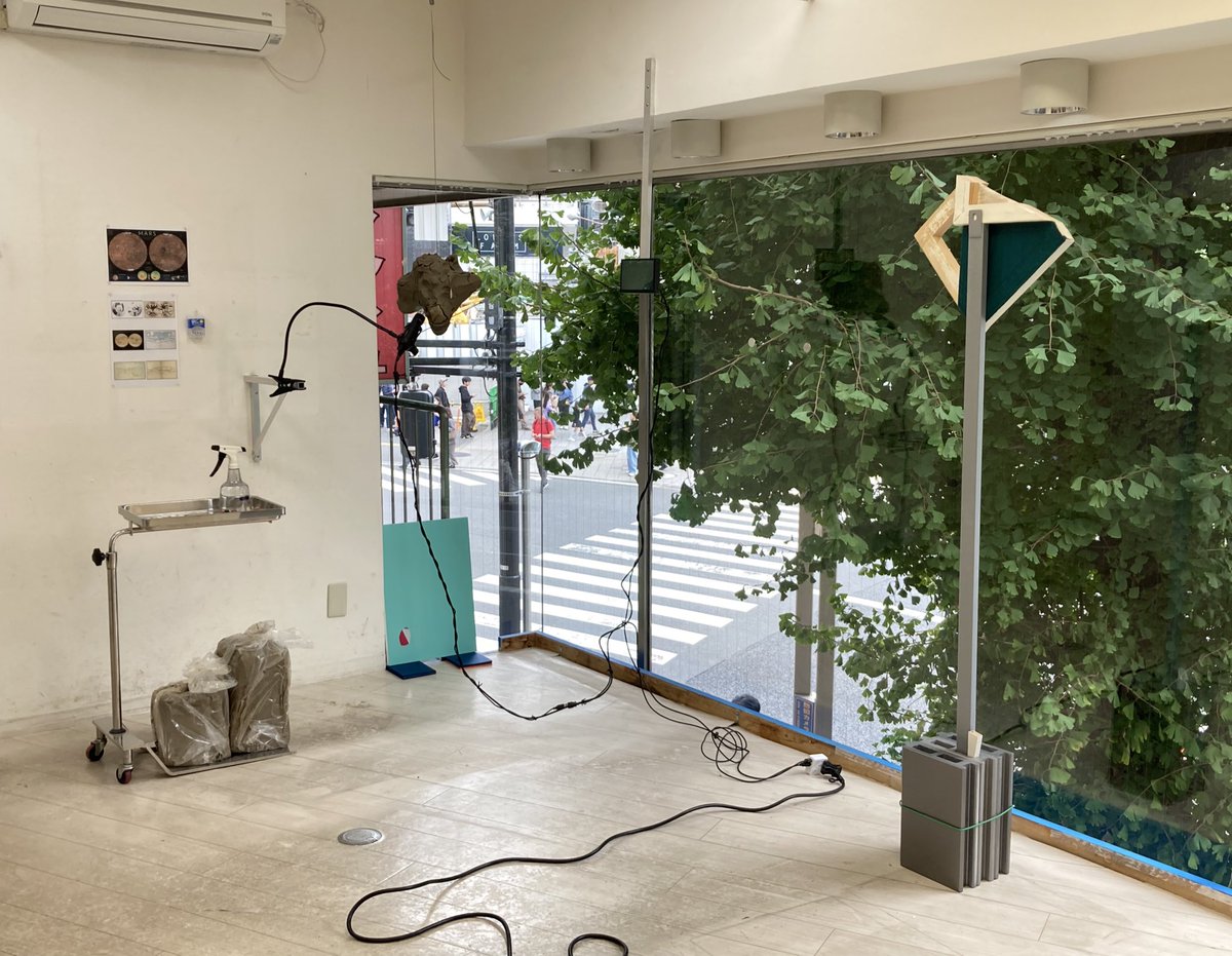 新宿
（東京都新宿区新宿3丁目23-1
都里ービル 2F）
大石一貴　田中昌樹
「時・場・間」
2025/11/3まで

改装中？の一室の中でいろいろ設営中？でした。面白そうな作品が並んでいたのでまた機会があったら拝見したいです。