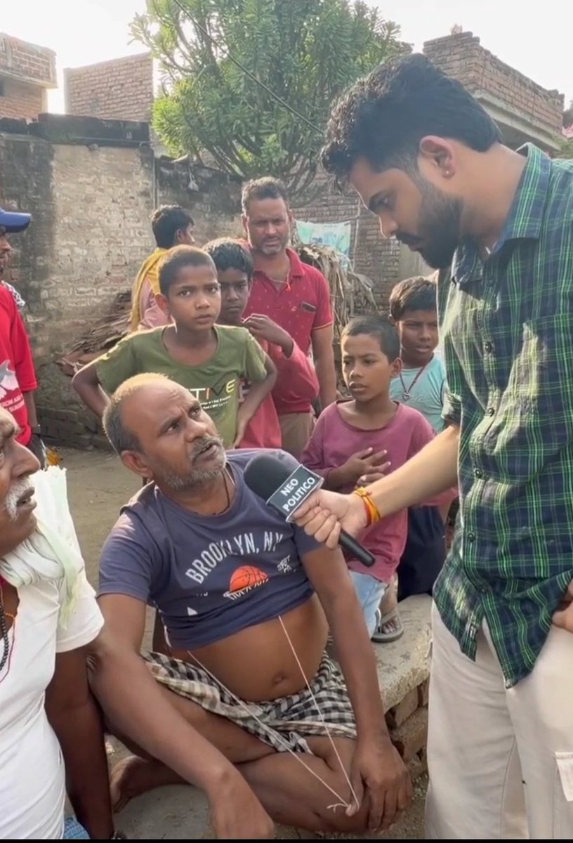 शुभम: मोकामा में अनंत सिंह की गिरफ्तारी के बाद क्या माहौल 

दलित व्यक्ति: माहौल किसी का हो हम RJD को देंगे 

शुभम: आपने जनेऊ पहना है? 

दलित: हाँ पहनते हैं 

शुभम: सवर्णों ने रोका नहीं जनेऊ पहनने से? उनका दबदबा है इधर 

दलित: नहीं इस सब के लिए कोई नहीं रोकता. सब फर्जी है 

शुभम: